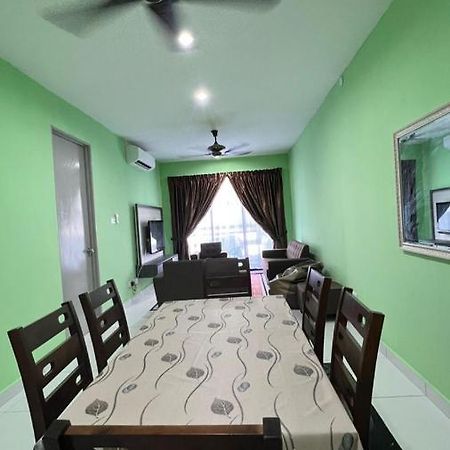 Faiz Homestay Кучинг Экстерьер фото