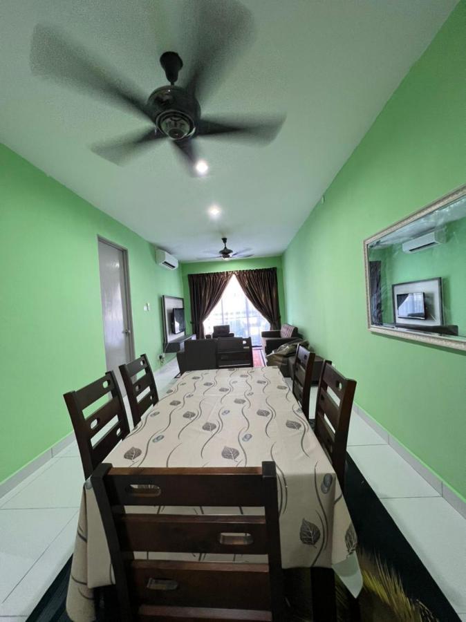 Faiz Homestay Кучинг Экстерьер фото